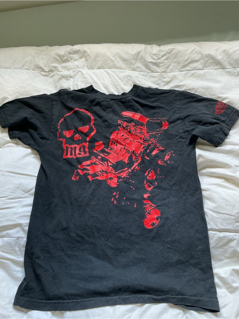 Men's Black Short-Sleeve Graphic Tee with Red Skull & Engine Artwork